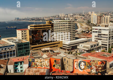 Arte di strada e colorato porta collina città di Valparaiso, Cile (solo uso editoriale) Foto Stock