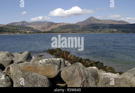 L'isola di Arran si siede nel Firth of Clyde sulla costa ovest della Scozia. È noto come, 'Scotland in miniatura", perché ha la più stupefacente, meraviglioso, drammatico, e alcuni dei migliori panoramica, e fotografiche, scenario c'è. Montagne, colline e foreste, spiagge, acqua, mari e, all'occasione, il cielo blu che sono solo alcune delle gioie di visita di Arran. Foto Stock