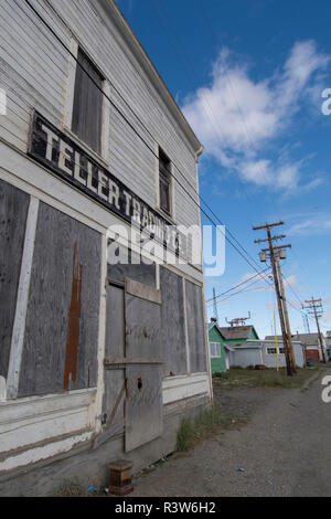 Alaska, Seward Peninsula, Nome, Bob Blodgett Nome-Teller autostrada (aka Teller Road). Remota città di Teller, abbandonato Teller Trading Company edificio. Foto Stock