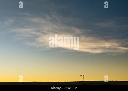 Mulino a vento stagliano al tramonto, Tuba City, Arizona Foto Stock