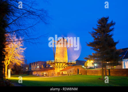 Il vecchio mulino a vento di Kriemhild (Kriemhild-Muehle) è parte del muro di cinta di Xanten, Germania. Night Shot con il profondo blu del cielo. Foto Stock