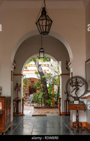 Entrata al palazzo coloniale nel Quartiere Francese, Pondicherry, Tamil Nadu, India Foto Stock