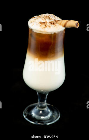 Bevande cocktail di caffè con il liquore al caffè, la panna e il latte con isolati su sfondo nero Foto Stock