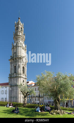 Torre dos Clerigos, la mitica Torre di Porto. La città vecchia è elencato come patrimonio mondiale dell'UNESCO. Portogallo Foto Stock