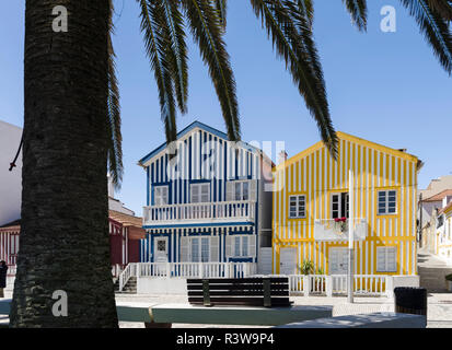 Case colorate di Costa Nova, una stazione balneare e sobborgo di Aveiro. A causa dei molti canali Aveiro è chiamata la Venezia del Portogallo. Foto Stock