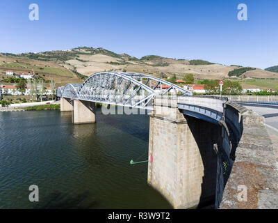 Villaggio Pinhao e lungo il fiume Douro. È la zona viticola Alto Douro ed elencato come patrimonio mondiale dell'UNESCO. Portogallo Foto Stock