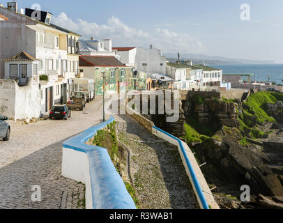 Villaggio di Pescatori Ericeira. Il vecchio porto e spiaggia Praia dos isole Pescadores. L'Europa del sud, Portogallo Foto Stock