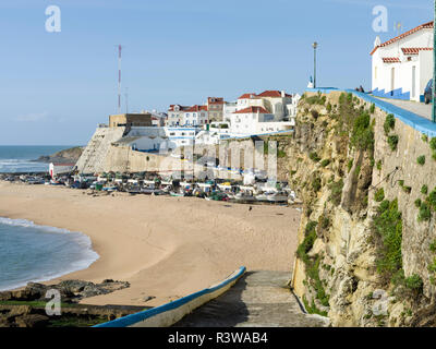 Villaggio di Pescatori Ericeira. Il vecchio porto e spiaggia Praia dos isole Pescadores. L'Europa del sud, Portogallo Foto Stock