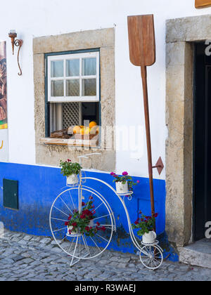 Il negozio nella città vecchia. Storica città piccola Obidos con una vecchia città medievale. Attrazione turistica a nord di Lisboa, Portogallo (solo uso editoriale) Foto Stock