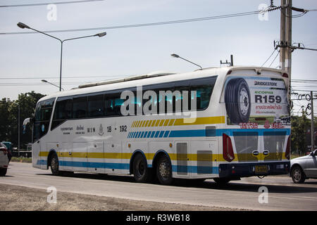 Chiangmai, Tailandia - 8 Novembre 2018: Scania 15 metro bus della società Sombattour. Via Bangkok e Chiangmai. Foto di road no.121 Chiangmai, Tailandia Foto Stock