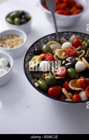 Mediterraneo orecchiette con pomodoro, olive, mozzarella Foto Stock