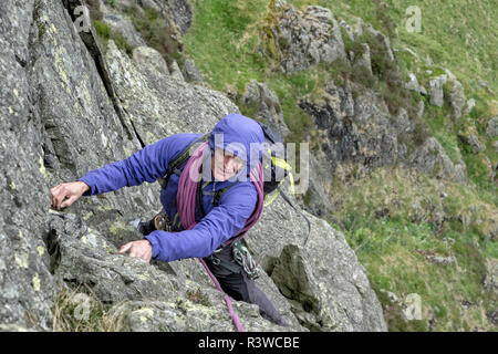 Regno Unito, Lake District, Longsleddale valley, Buckbarrow roccioso, uomo di arrampicata in parete di roccia Foto Stock
