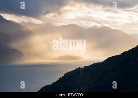 Nuova Zelanda, Isola del Sud, Crown Range, il lago Wakatipu al tramonto Foto Stock