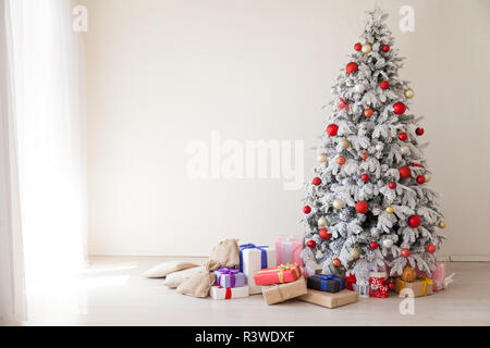 Anno nuovo albero di natale vacanze inverno doni decor interno cartolina Foto Stock