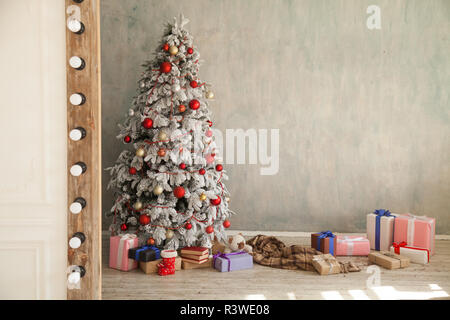 Anno nuovo albero di natale vacanze inverno doni decor interno cartolina Foto Stock