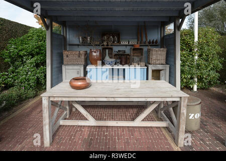 Appeltern, Paesi Bassi, 29 Settembre 2017: Gazebo riempito con elementi decorativi nel parco Foto Stock