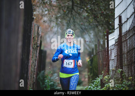 Repubblica ceca, Pilsen, Novembre 2018: Hannah Pilsen Krkavec Trail. Giovane donna che corre tra i recinti. Foto Stock