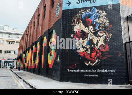 Lo spray-dipinto murale svelata in Shoreditch oggi è ispirata dal leggendario designer Alexander McQueen, per contrassegnare il film documentario 'McQueen' rilasciando questa settimana su DVD con: atmosfera dove: Londra, Regno Unito quando: 24 Ott 2018 Credit: Scott Garfitt/PinPep/WENN.com Foto Stock