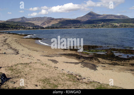 L'isola di Arran si siede nel Firth of Clyde sulla costa ovest della Scozia. È noto come, 'Scotland in miniatura", perché ha la più stupefacente, meraviglioso, drammatico, e alcuni dei migliori panoramica, e fotografiche, scenario c'è. Montagne, colline e foreste, spiagge, acqua, mari e, all'occasione, il cielo blu che sono solo alcune delle gioie di visita di Arran. Foto Stock