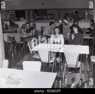 1965, la gente seduta in un ospedale in mensa, Inghilterra, Regno Unito. Foto Stock
