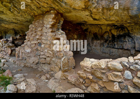 Stati Uniti d'America, Arizona. Antica cliff dwellings a Walnut Canyon National Monument. Foto Stock