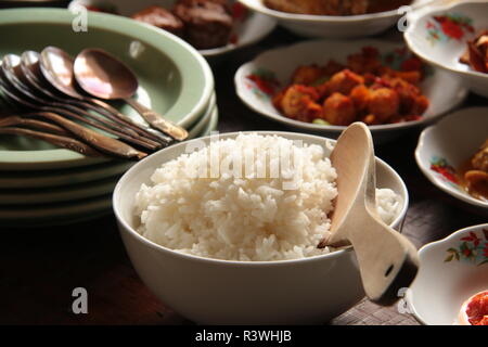 Nasi Putih. Una grande ciotola di il riso bianco cotto a vapore per diversi diners, servita presso un ristorante di Padang. Foto Stock