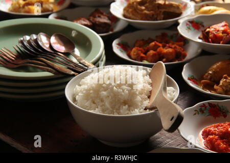 Nasi Putih. Una grande ciotola di il riso bianco cotto a vapore per diversi diners, servita presso un ristorante di Padang. Foto Stock