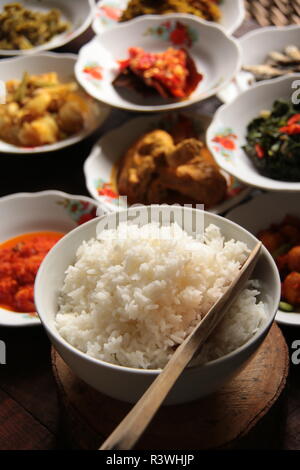 Nasi Putih. Una grande ciotola di il riso bianco cotto a vapore per diversi diners, servita presso un ristorante di Padang. Foto Stock