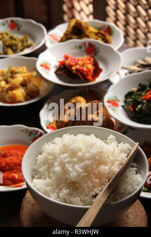 Nasi Putih. Una grande ciotola di il riso bianco cotto a vapore per diversi diners, servita presso un ristorante di Padang. Foto Stock