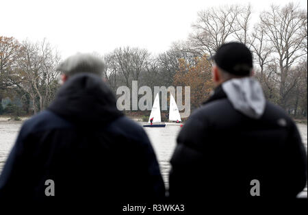 Vista generale dei tifosi guardare due barche a vela prima della partita della Premier League a Craven Cottage, Londra. PREMERE ASSOCIAZIONE foto. Data immagine: Sabato 24 novembre 2018. Vedi PA storia CALCIO Fulham. Il credito fotografico dovrebbe essere: Steven Paston/PA Wire. RESTRIZIONI: Nessun utilizzo con audio, video, dati, elenchi di apparecchi, logo di club/campionato o servizi "live" non autorizzati. L'uso in-match online è limitato a 75 immagini, senza emulazione video. Nessun utilizzo nelle scommesse, nei giochi o nelle pubblicazioni di singoli club/campionati/giocatori. Foto Stock