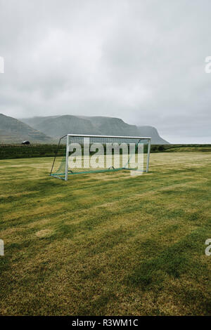 Un vuoto solitario di calcio e l'obiettivo in remoto e brullo paesaggio Islanda. Foto Stock