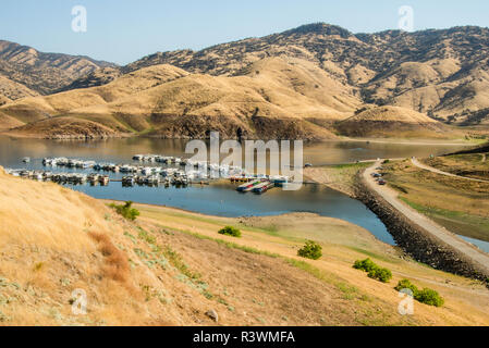 Stati Uniti d'America in California. Senza acqua non vita, California siccità Expedition 5. Il Tulare County, Lago Kaweah sulla Rt 198, basso livello di estate con anello di vasca Foto Stock