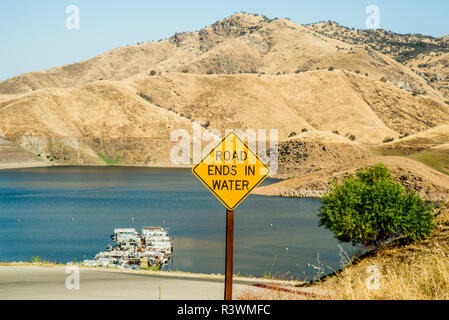 Stati Uniti d'America in California. Senza acqua non vita, California siccità Expedition 5. Il Tulare County, Lago Kaweah sulla Rt 198, basso livello di estate con vasca ad anello, marina Foto Stock