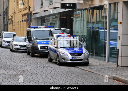 Wroclaw, Polonia, 11 novembre 2018. Due auto della polizia sulla strada di Wroclaw. Foto Stock