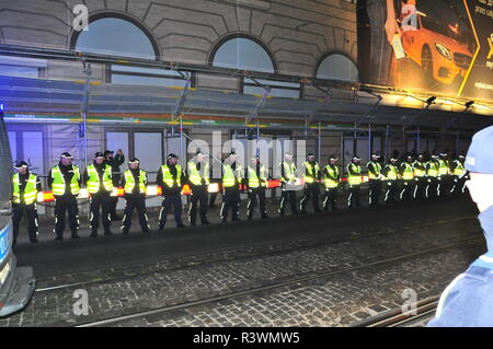 Wroclaw, Polonia. 11 novembre 2018. La polizia in piedi in linea in attesa per la parata. Giorno di indipendenza. Foto Stock