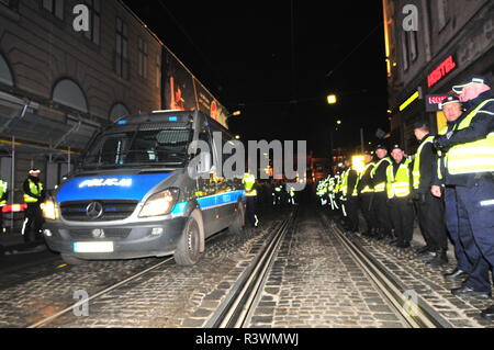 Wroclaw, Polonia. 11 novembre 2018. La polizia in piedi in linea in attesa per la parata. Giorno di indipendenza. Foto Stock
