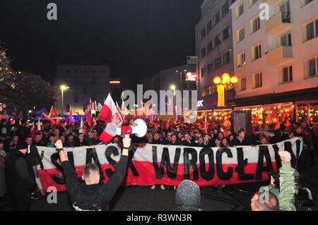 Wroclaw, Polonia. 11 novembre 2018. Marzo di nazionalisti in Polonia Wroclaw celebrando 100 anni di riconquistare l'indipendenza dalla Polonia. Foto Stock