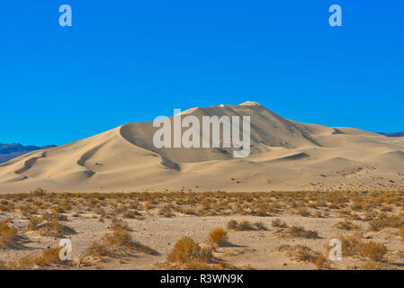 Stati Uniti d'America, in California. Parco Nazionale della Valle della Morte, Sud dune di Eureka Road scenario, ultima possibilità la gamma della montagna Foto Stock