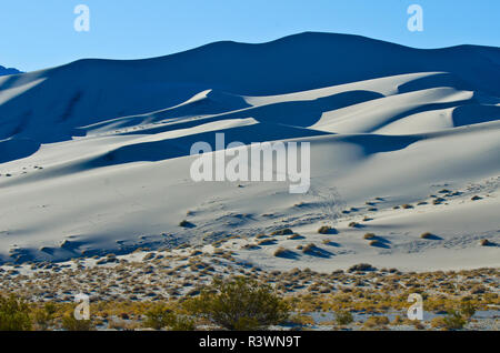 Stati Uniti d'America, in California. Parco Nazionale della Valle della Morte, Sud dune di Eureka Road scenario, ultima possibilità la gamma della montagna Foto Stock