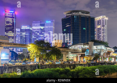 KUALA LUMPUR, Malesia - 28 Luglio: questa è una vista notturna del quartiere finanziario e di edifici di architettura moderna nei pressi di KL Sentral station su luglio 28, 201 Foto Stock