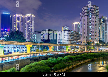 KUALA LUMPUR, Malesia - 28 Luglio: questa è una vista serale della città moderna edifici lungo il fiume Klang sulla luglio 28, 2018 a Kuala Lumpur Foto Stock