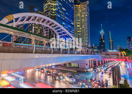 BANGKOK, Tailandia - 31 Luglio: questa è una vista notturna di Chong Nonsi ponte pedonale e alto edificio edifici della città sulla luglio 31, 2018 a Bangkok Foto Stock