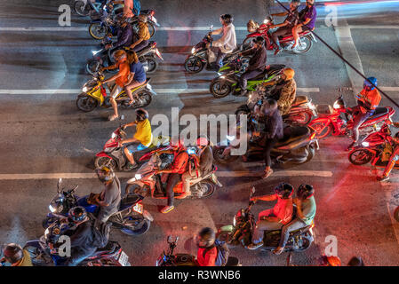 BANGKOK, Tailandia - 31 Luglio: motociclette in attesa ad un semaforo su un centro occupato strada notturna sulla luglio 31, 2018 a Bangkok Foto Stock