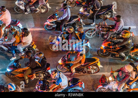 BANGKOK, Tailandia - 31 Luglio: motociclette in attesa ad un semaforo su un centro occupato strada notturna sulla luglio 31, 2018 a Bangkok Foto Stock