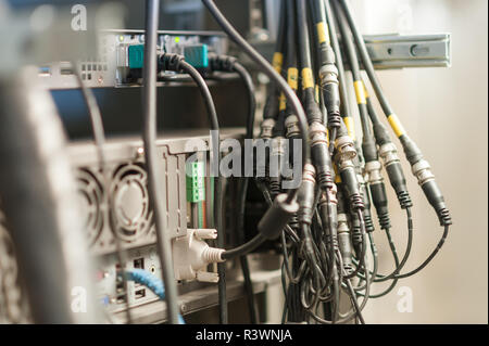 In fibra ottica con i server in una tecnologia di centro dati Foto Stock