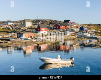 Villaggio Inuit Oqaatsut (una volta chiamato Ilimanaq) situato nella baia di Disko, Groenlandia, Danimarca Foto Stock