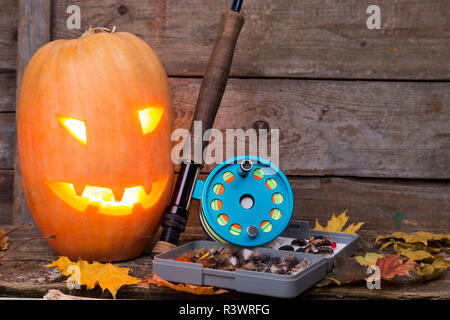 Zucca di Halloween di testa con la pesca con la mosca affronta Foto Stock