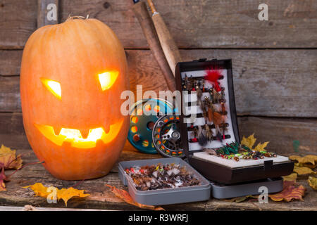 Zucca di Halloween di testa con la pesca con la mosca affronta Foto Stock