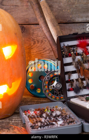Zucca di Halloween di testa con la pesca con la mosca affronta Foto Stock