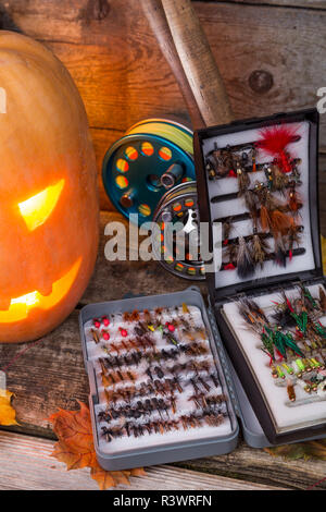 Zucca di Halloween di testa con la pesca con la mosca affronta Foto Stock